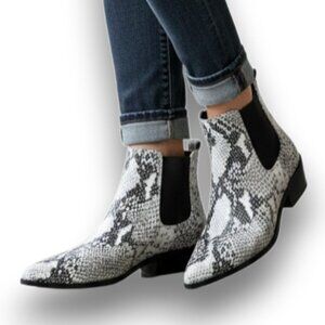 Blondo Emelia Black & White Snakeskin Waterproof Chelsea Boots Size 9 Like New